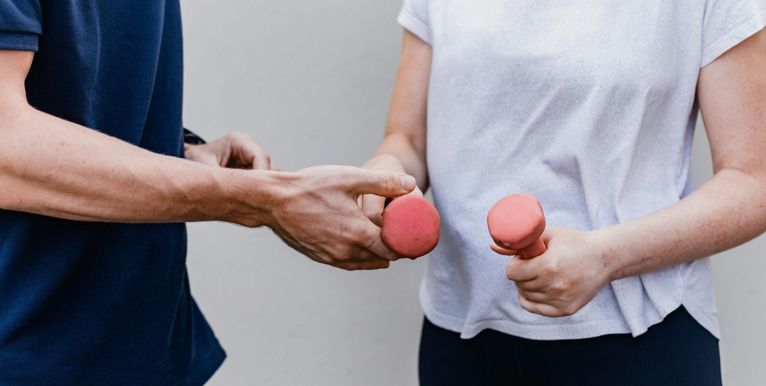 Séance de rééducation après une blessure de golf avec un physiothérapeute ADPhysio à Genève