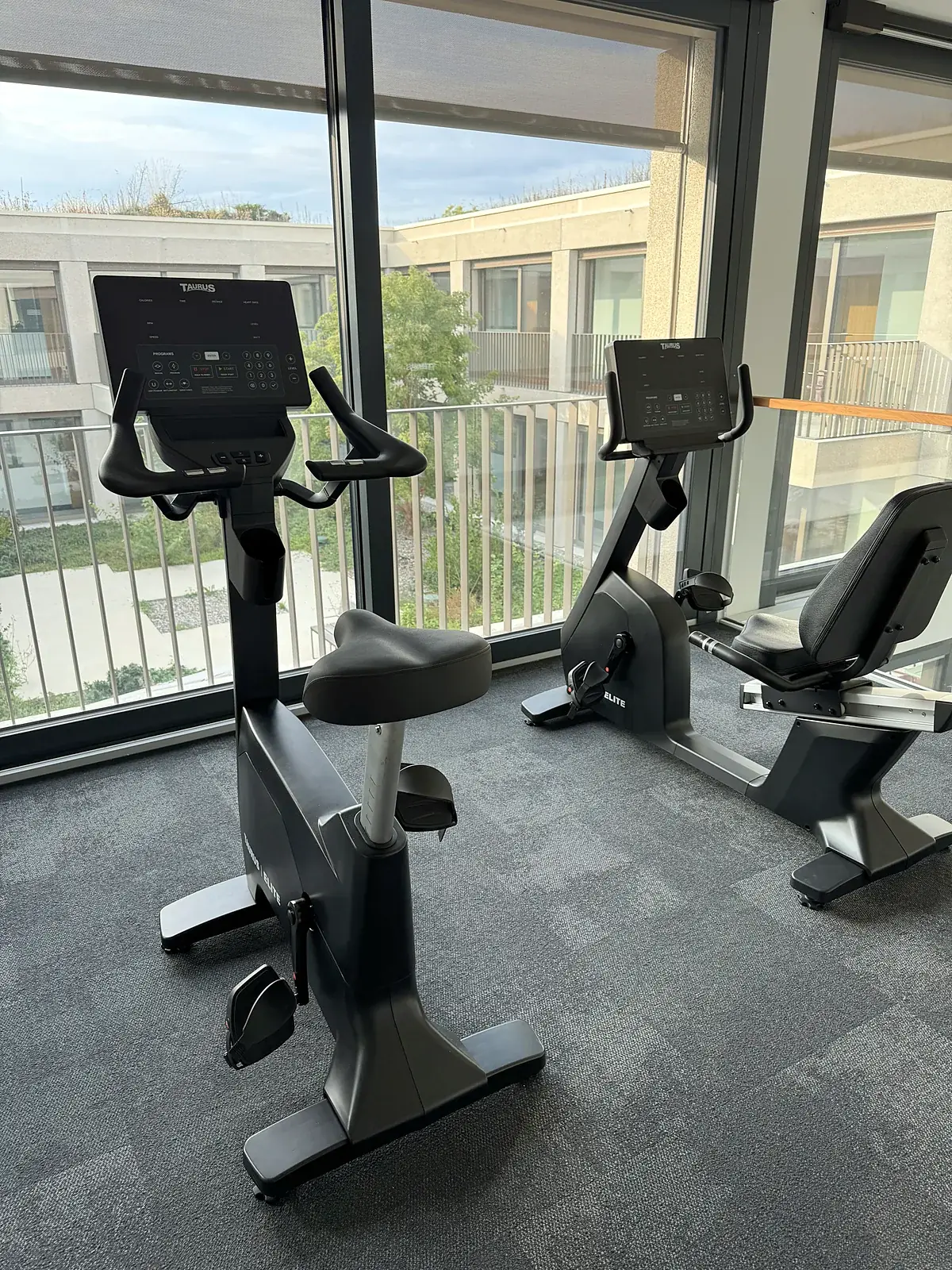 Espace d'entraînement avec vélos, cabinet de physiothérapie ADPhysio à Troinex