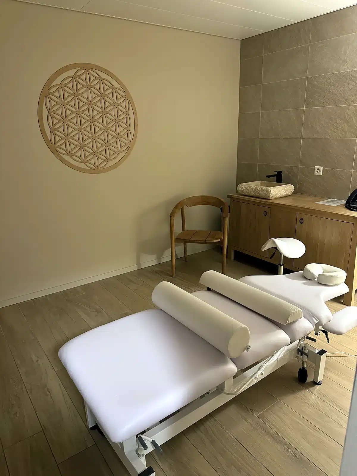 Cabine privée avec table de traitement réglable, cabinet ADPhysio à Troinex