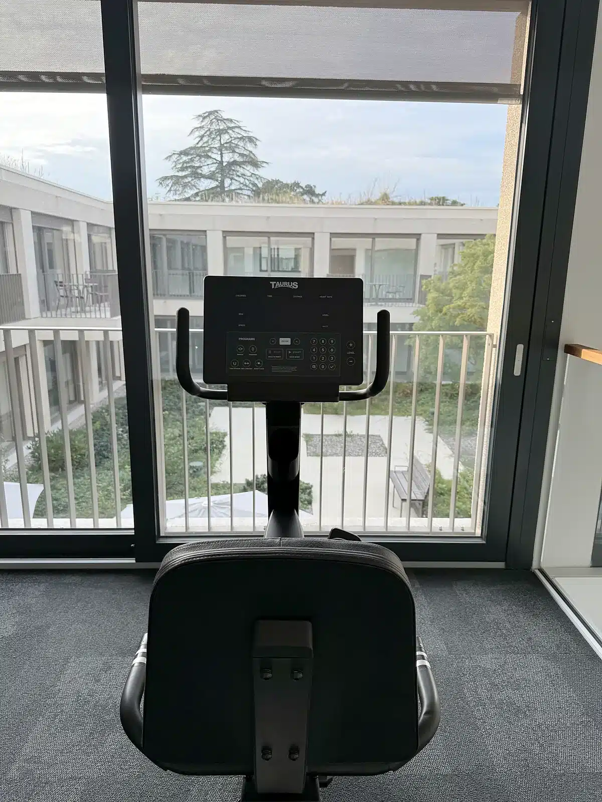 Vélo d'entraînement avec vue sur le jardin de la résidence, Troinex